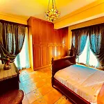 فيلة Odysseas Art بوروس